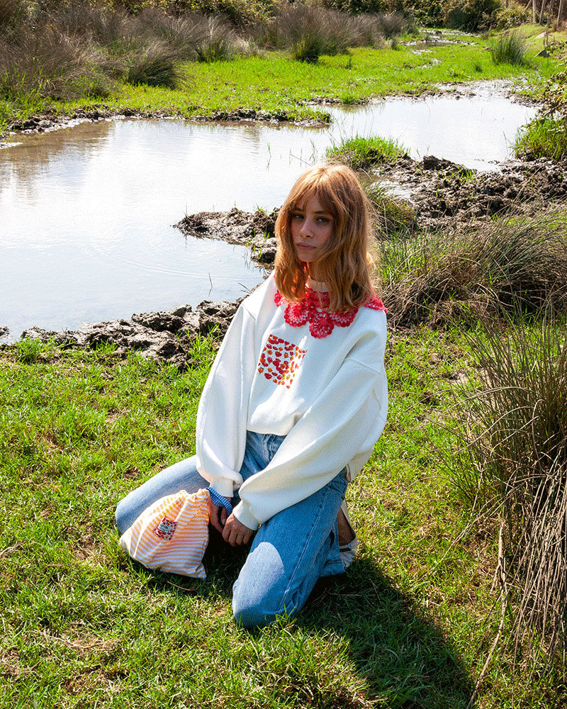 İMZA DESENLİ SWEATSHIRT - ÇIKARILABİLİR YAKA DETAYLI